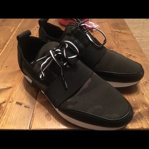 Steve Madden antics shoe